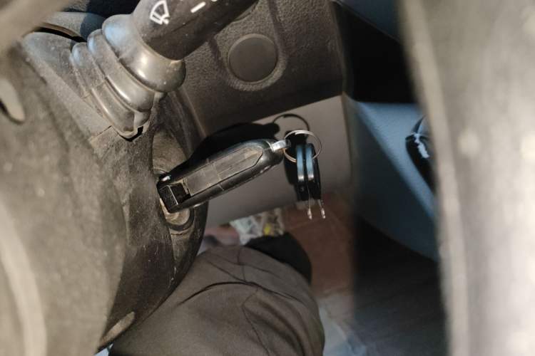 Used Dongfeng Yufeng 2020 2.5T V9 Value-Added Edition Logistics Vehicle Short Wheelbase Mid-Roof Design 5–9 Seater China V Emission Standard ZD25 Vehicle Key