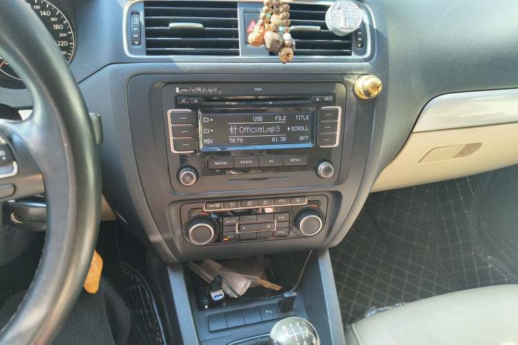 Used Volkswagen Sagitar 2012 1.4TSI Manual Luxury Model Audio And AC Panel