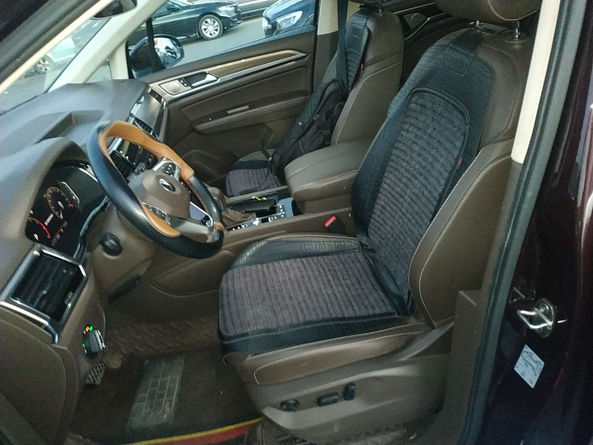 المقاعد الأمامية داخل السيارة