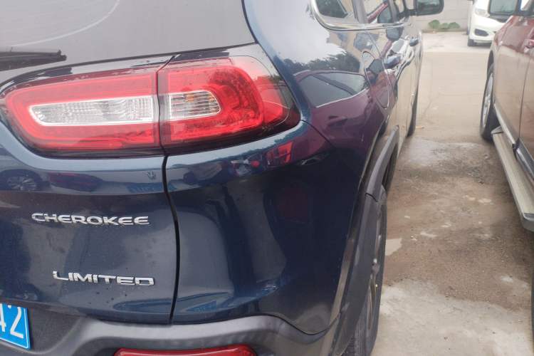 Used Jeep Cherokee 2020 2.0L Two-Wheel Drive Classic Sports Edition