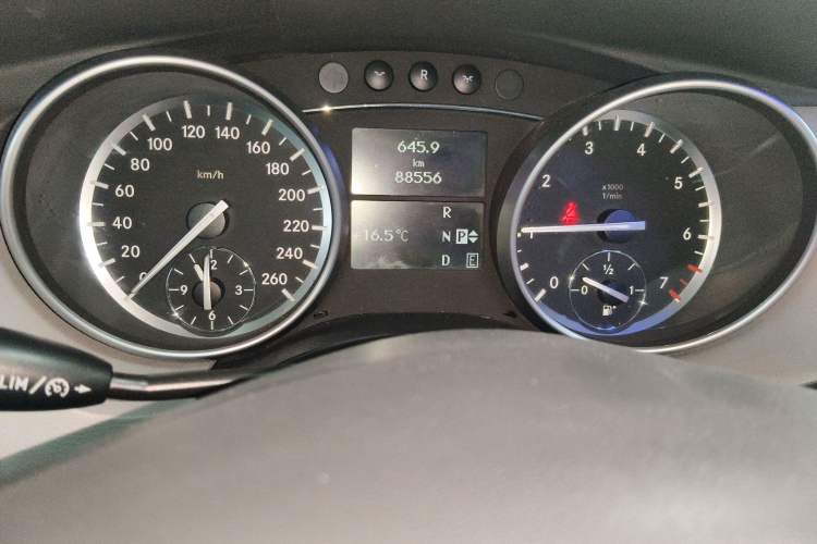 Used Mercedes-Benz R-Class 2010 R 350 L 4MATIC Odometer Close Up