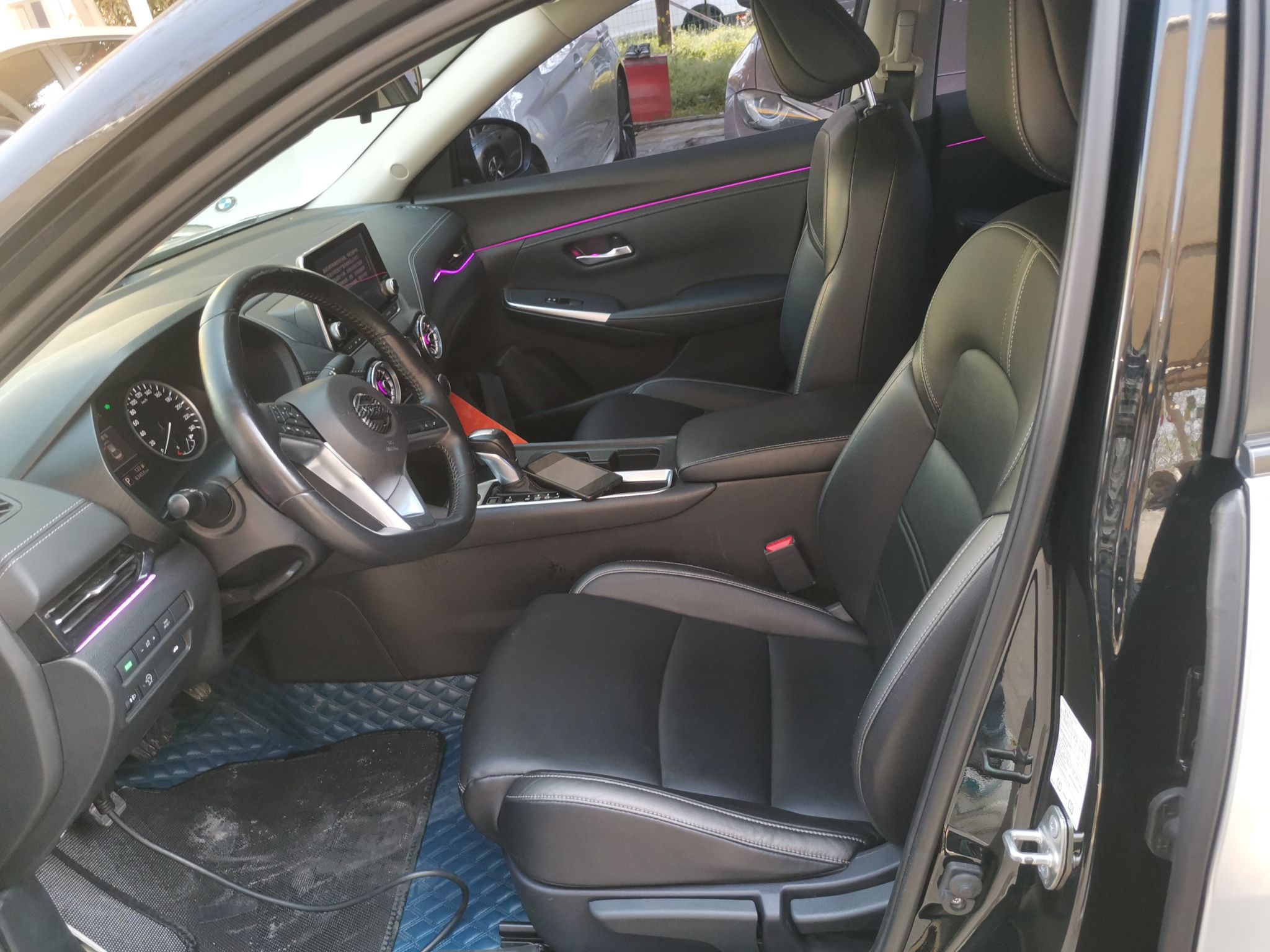 المقاعد الأمامية داخل السيارة