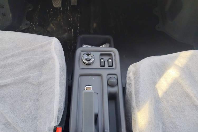 Used Wuling Yangguang 2024 300KM Comfort Version Passenger Van 75kW
