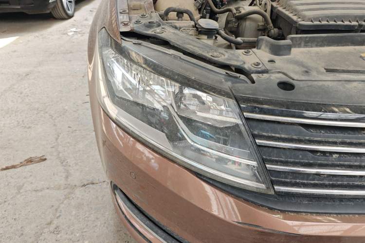 Used Volkswagen Gran Lavida 2015 1.6L Automatic Comfort Edition Right Front Headlight