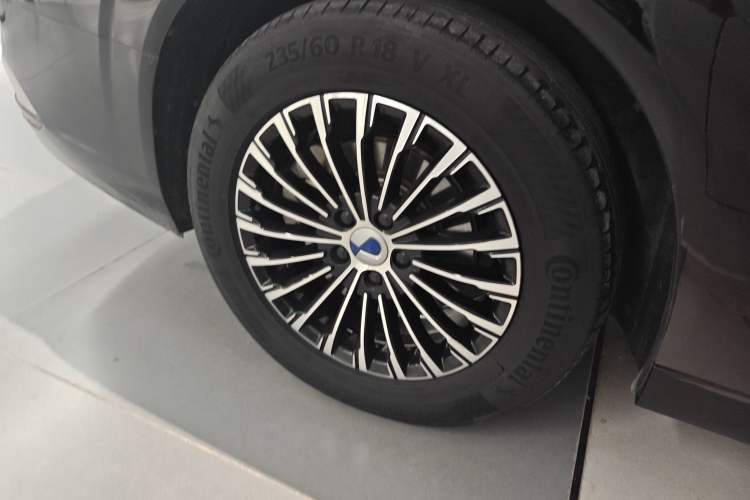 Used Denza D9 2022 DM-i 970 Four-Wheel Drive Prestige Model Right Rear Wheel Hub