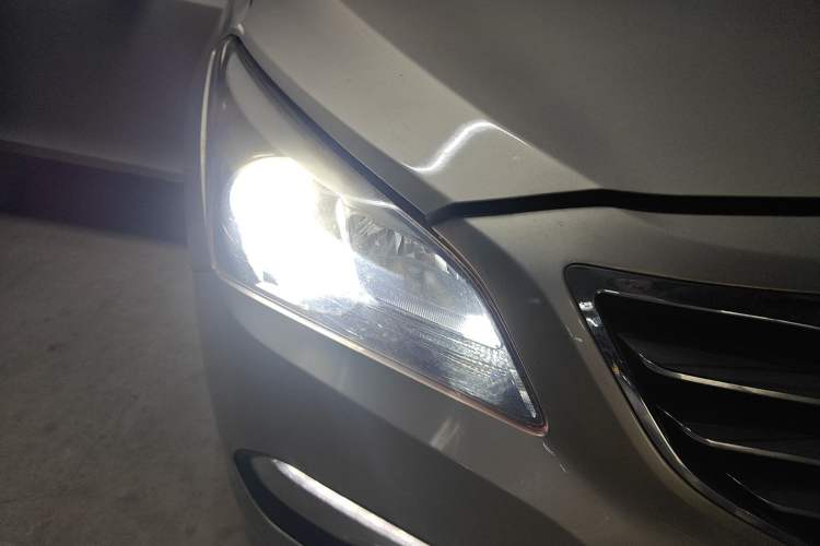 Used Hyundai Mistra 2014 1.8L Automatic Deluxe DLX Model Right Front Headlight