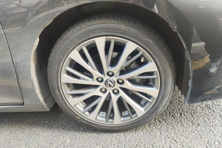 Used Lexus ES 2020 300h Deluxe Edition
