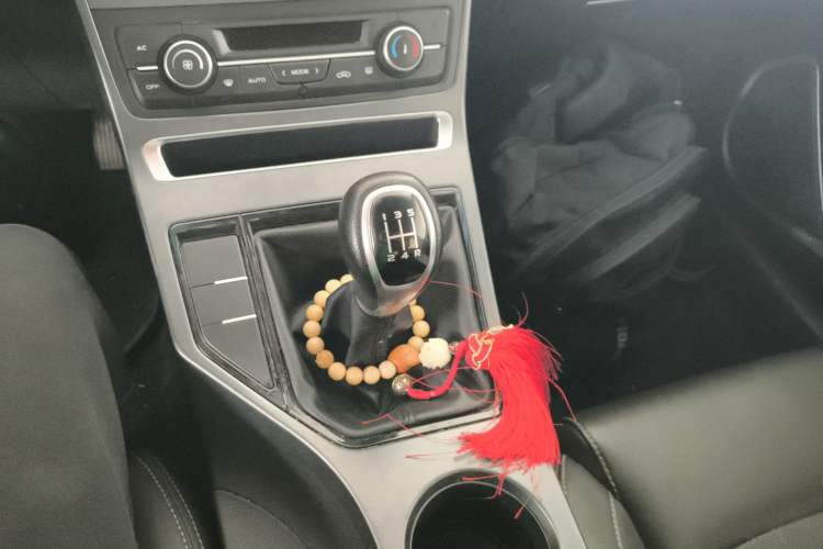 Used Geely Auto Emgrand 2019 Leading Edition 1.5L Manual Upgraded Connectivity Model China VI Standard Gear Lever