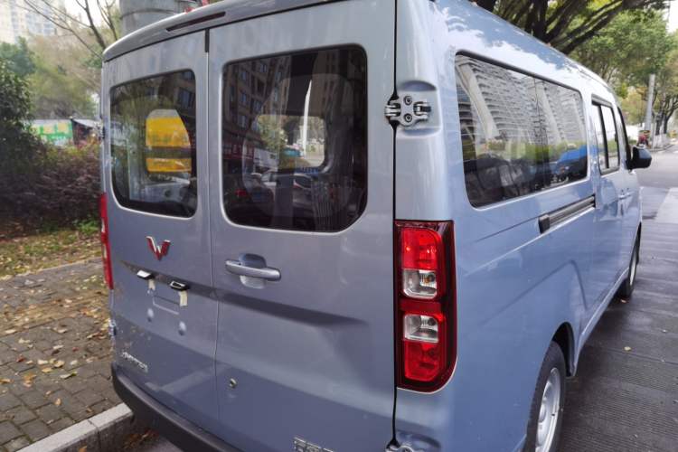 Used Wuling Yangguang 2024 300KM Comfort Version Passenger Van 75kW
