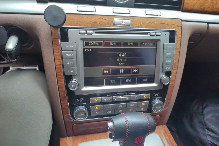 Used Volkswagen Phaeton 2011 3.6L V6 5-Seater Extended Business Edition Audio And AC Panel