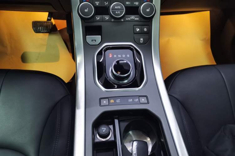 Used Land Rover Range Evoque 2018 240 PS SE Smart Brilliance Edition Gear Lever