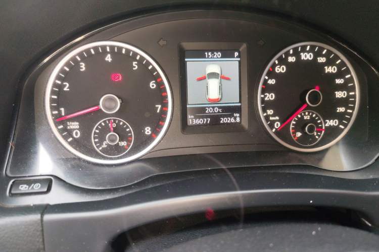 Used Volkswagen Tiguan 2013 1.8TSI Automatic Two-Wheel Drive Luxury Model Odometer Close Up