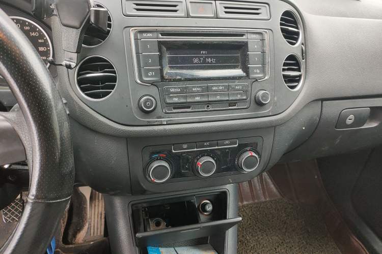 Used Volkswagen Tiguan 2013 1.8TSI Manual Two-Wheel Drive Trend Edition Audio And AC Panel