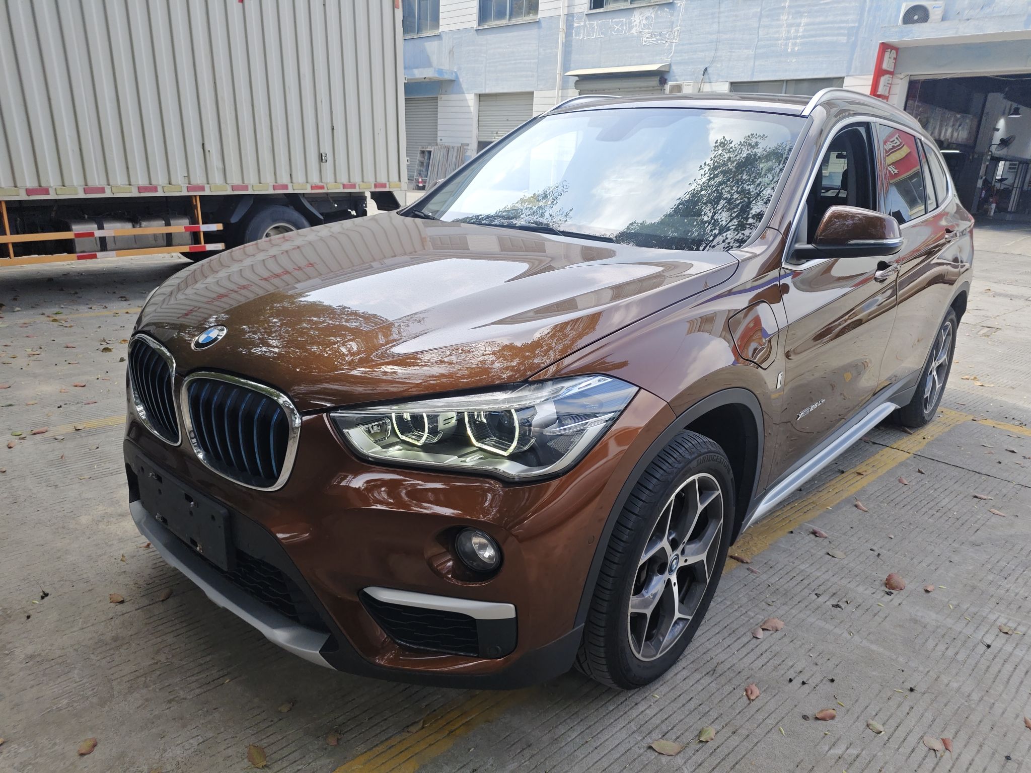 Под передней частью автомобиля