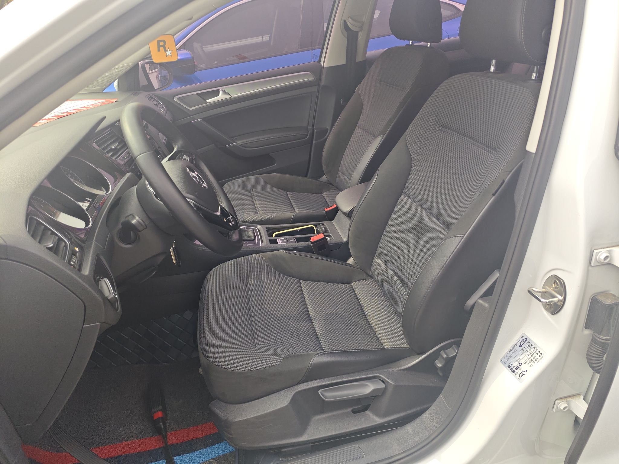 Переднее сиденье в автомобиле