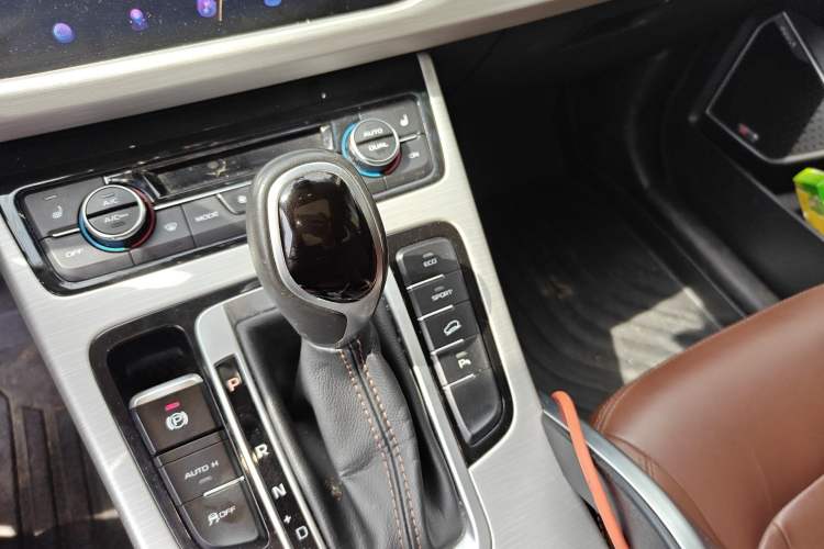 Used Geely Auto Emgrand X7 Sport 2018 1.8TD Automatic Two-Wheel Drive ZhiZun Model with 4G Connectivity Gear Lever