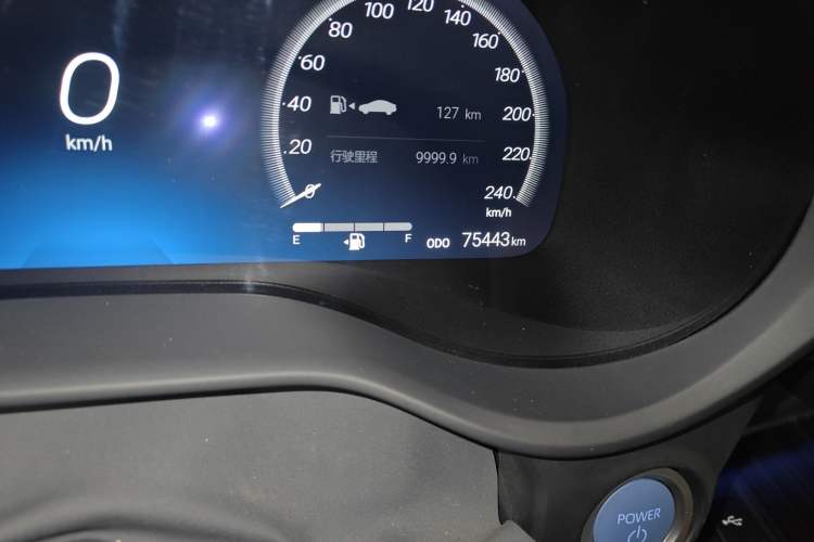 Used Toyota SIENNA 2021 2.5L Hybrid Platinum Edition Odometer Close Up