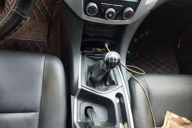 Used JMC Yusheng S350 2013 2.4T Manual Two-Wheel Drive Diesel Luxury Edition 5 Seats Gear Lever