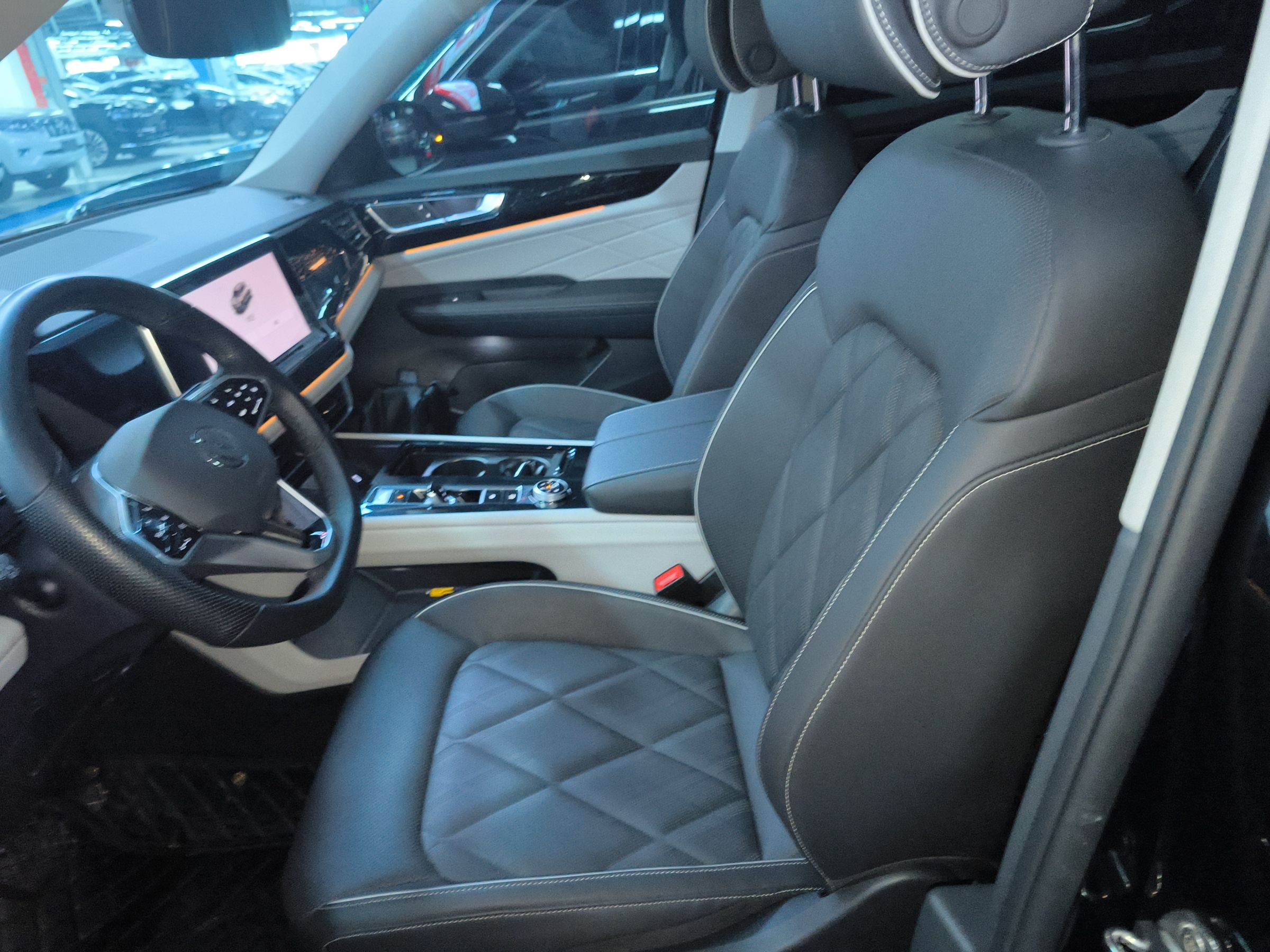 المقاعد الأمامية داخل السيارة