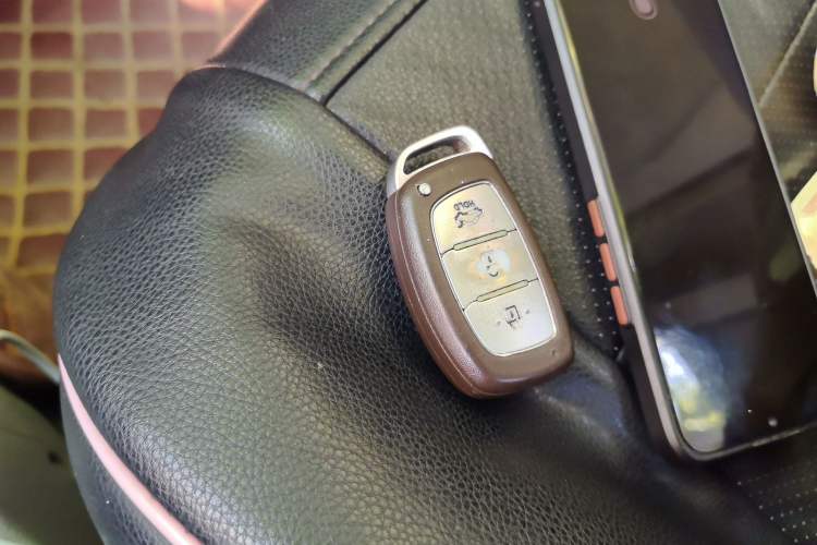 Used Hyundai Verna (older generation) 2014 1.4L Automatic Leading-Edge GLX Vehicle Key