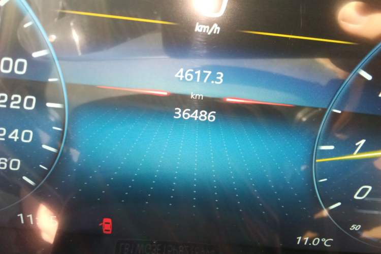 Used Mercedes-Benz Vito 2023 2.0T Business Version 7 Seats Odometer Close Up