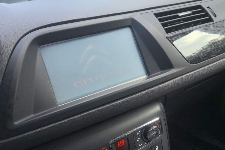 Used Citroen C5 2013 2.0L Automatic Luxury Model Audio And AC Panel