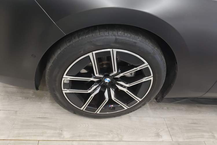 Used BMW 7 Series 2023 735Li M Sport Package Left Front Wheel Hub