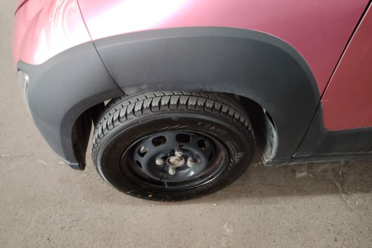 Used Baojun E100 2019 250KM Smart Drive Edition Left Front Wheel Hub