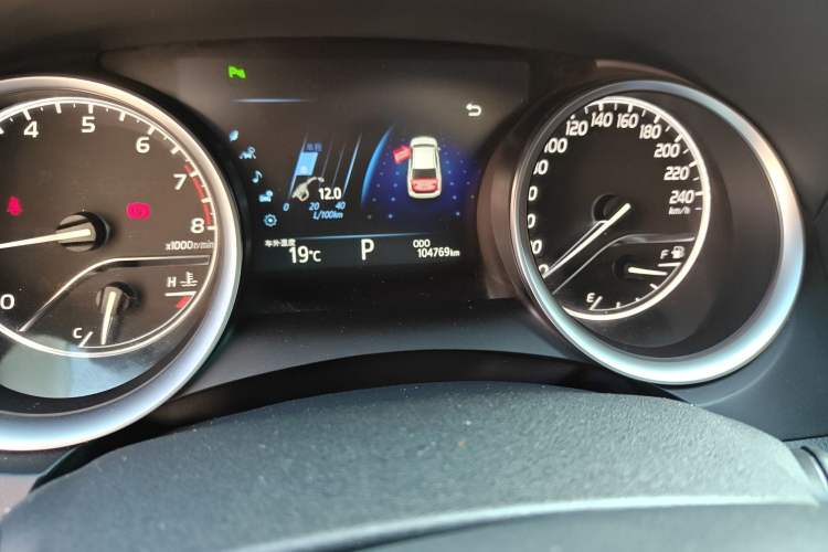 Used Toyota Camry 2018 2.0G Luxury Edition Odometer Close Up