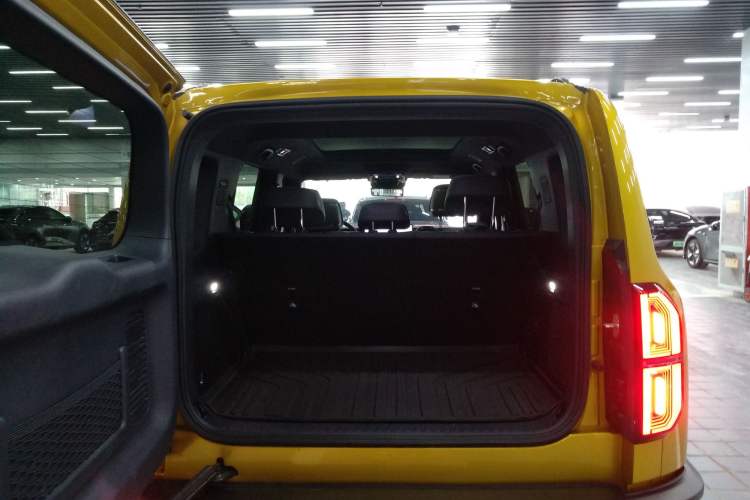 Used Formula Leopard 5 2023 Cloud Ride Flagship Edition Trunk