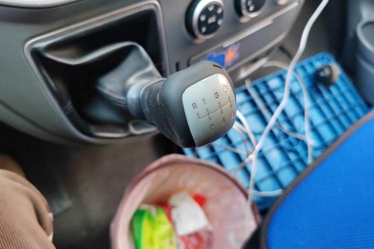 Used SAIC MAXUS Xintu V80 2019 2.5T Classic Edition 6-Speed Manual – Aoyuntong Short Wheelbase Mid-Height Design 5/6 Seats Gear Lever