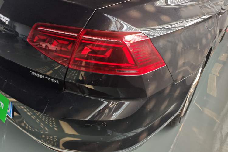 Used Volkswagen Magotan 2023 2 Million Units Limited-Edition 280TSI DSG Comfort Version Right Rear Taillight