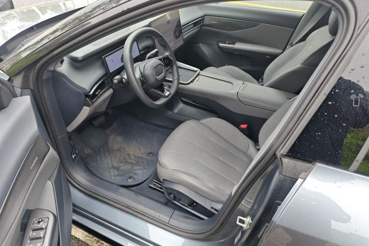 Used Lynk & Co 07 2024 EM-P 126 Long-Range Ultra Left Front Seat