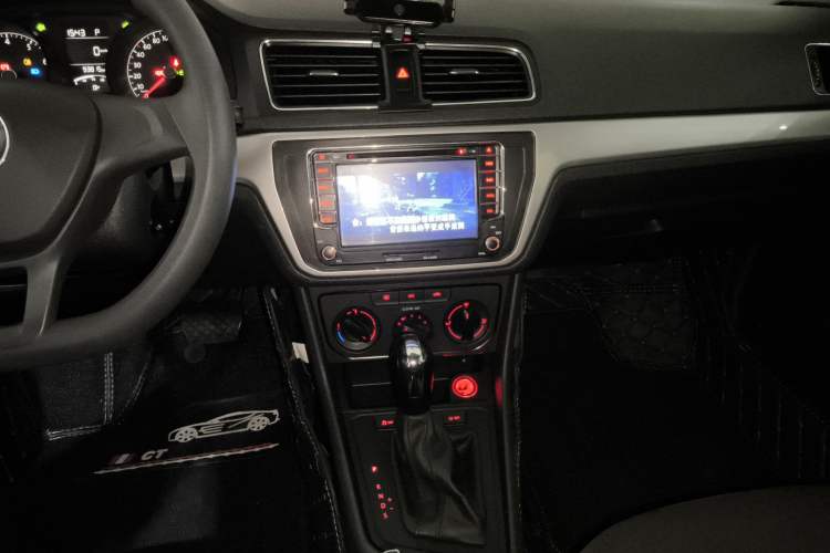 Used Volkswagen Lavida 2015 1.6L Automatic Fashion Edition Audio And AC Panel