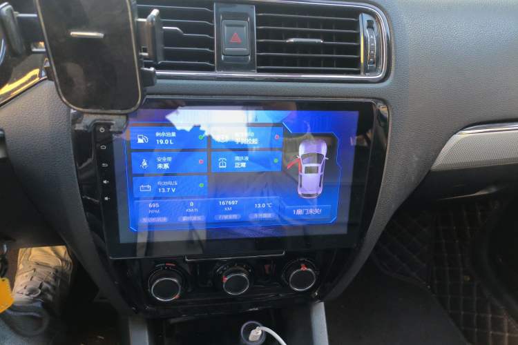 Used Volkswagen Sagitar 2015 1.6L Automatic Comfort Model Audio And AC Panel