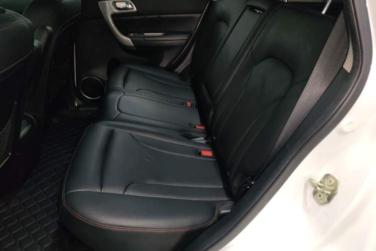 Used Haval H6 2015 Upgraded Model 1.5T Manual Two-Wheel Drive Elite Version Left Rear Seat