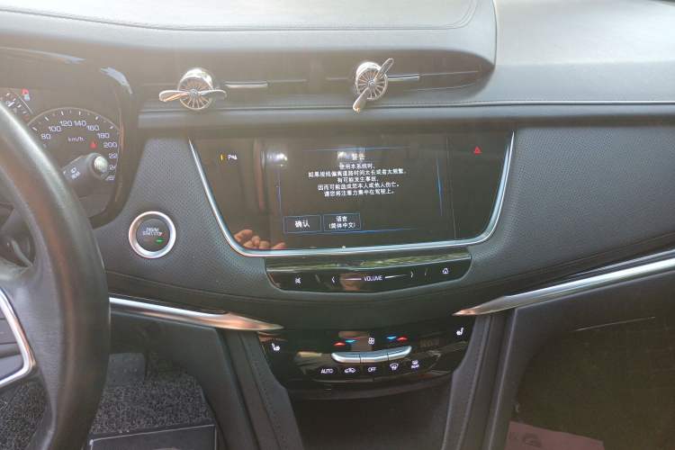 Used Cadillac XT5 2018 28T Four-Wheel Drive Luxury Model Audio And AC Panel