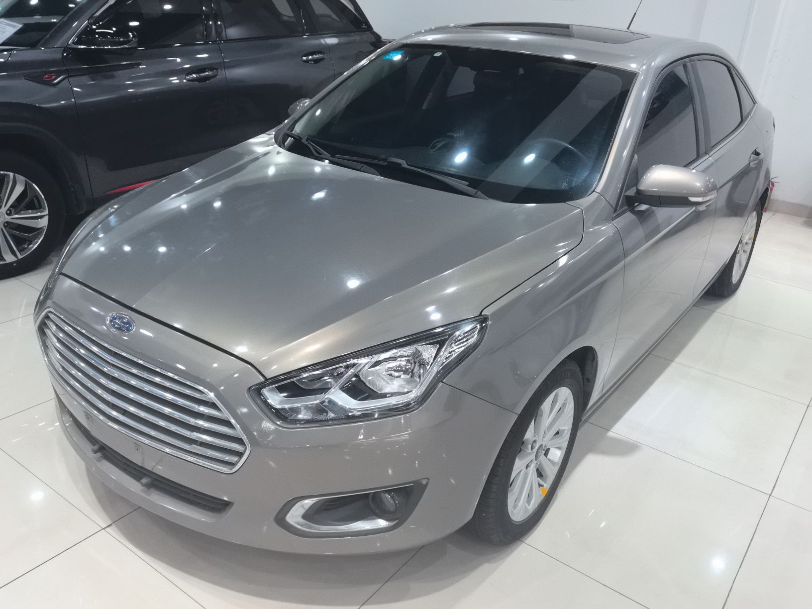 تحت مقدمة السيارة