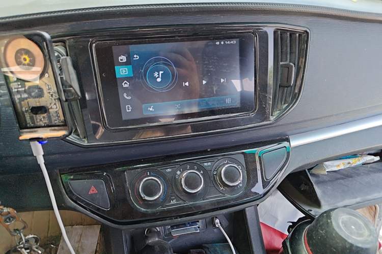 Used FORTHING Lingzhi 2022 Entry-Level M5L 1.6L Comfort Version 7 Seats Audio And AC Panel