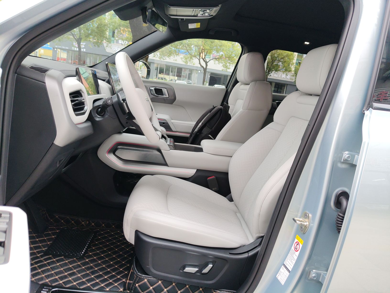 المقاعد الأمامية داخل السيارة