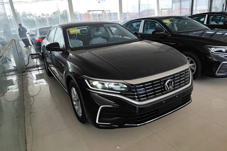 Used Volkswagen Passat New Energy 2025 430 PHEV Hybrid Business Edition Front Right 45 Deg