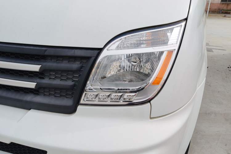 Used SAIC MAXUS Xintu V80 2023 2.0T AMT Classic Aoyuntong Short Wheelbase Ultra-Low Roof 5/6-Seater
