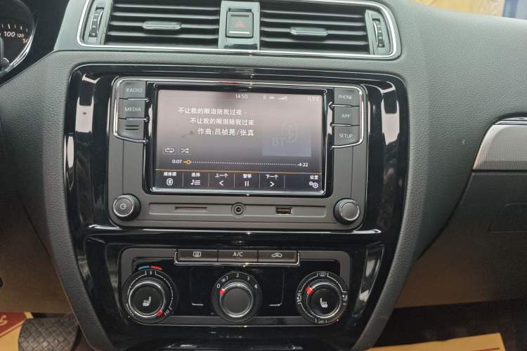 Used Volkswagen Sagitar 2018 180TSI DSG Prestige Edition Audio And AC Panel