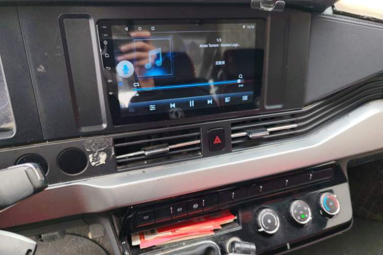 Used Dongfeng Yufeng 2023 V9+ 2.0T Manual Front-Drive Multi-Function Short-Chassis Mid-Height 5/6-Seater Audio And AC Panel