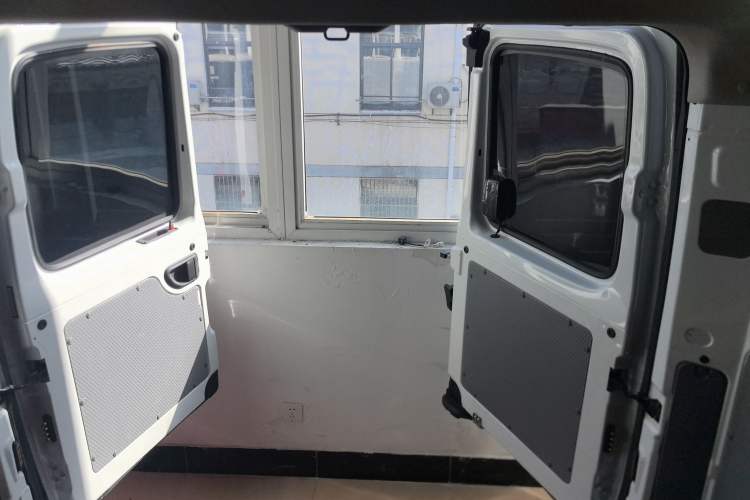 Used SAIC MAXUS Xintu V80 2021 2.0T PLUS AMT City Edition Short Wheelbase Ultra-Low Roof 5/6-Seater
