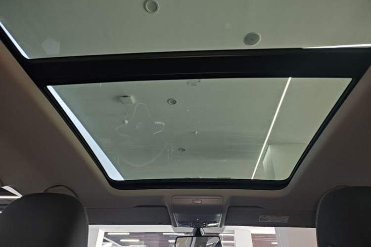 Used Volkswagen Tiguan L 2024 Outstanding Model 300TSI Automatic Two-Wheel Drive Longteng Edition Headliner