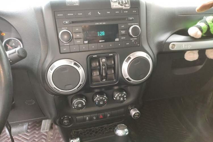 Used Jeep Wrangler 2011 3.8L Sahara Four-Door Edition Audio And AC Panel