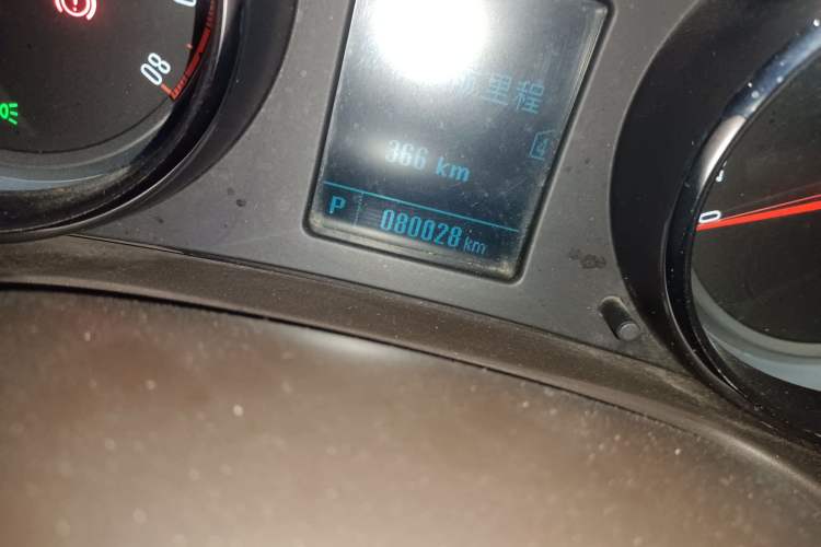 Used Buick Regal 2015 2.0L Leading Fashion Edition Odometer Close Up