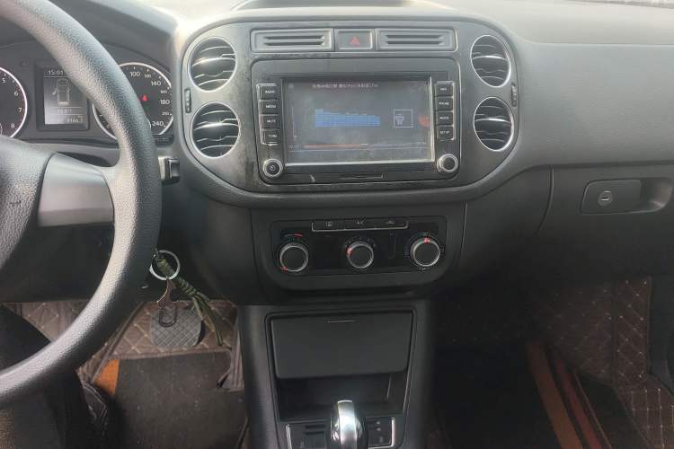 Used Volkswagen Tiguan 2015 1.8TSI Automatic Two-Wheel Drive Trend Edition Audio And AC Panel