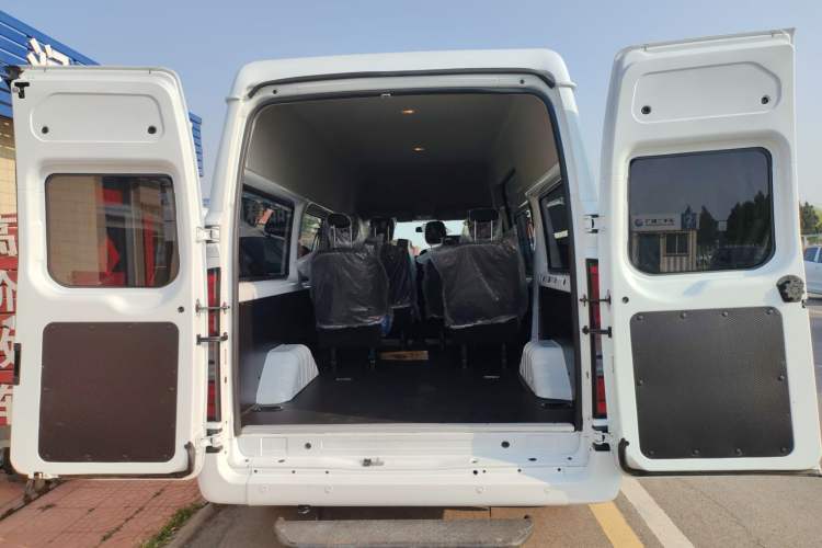 Used JMC Fushun 2025 2.0T 6MT Diesel Mid-Roof Mid-Height Commercial Multi-Purpose 7-Seater Passenger Vehicle